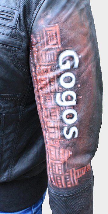 Airbrusch Lederjacke (15).jpg - Lederjacke von vorn mit Airbrush Gogos.Copyright Sabine Krbecek